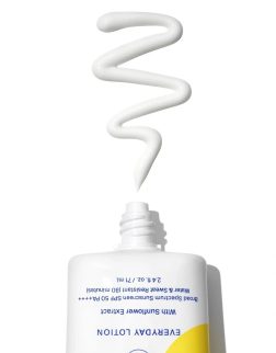 supergoop-play-everyday-lotion-spf-50-with-sunflower-extract-applicator_7f402496-cca4-4b89-a40a-563ebc15af7c