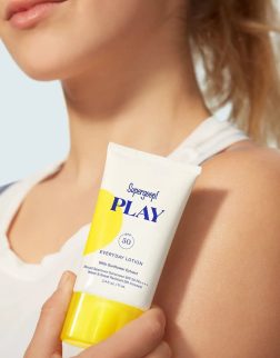 supergoop-play-everyday-lotion-spf-50-with-sunflower-extract-model-with-pack