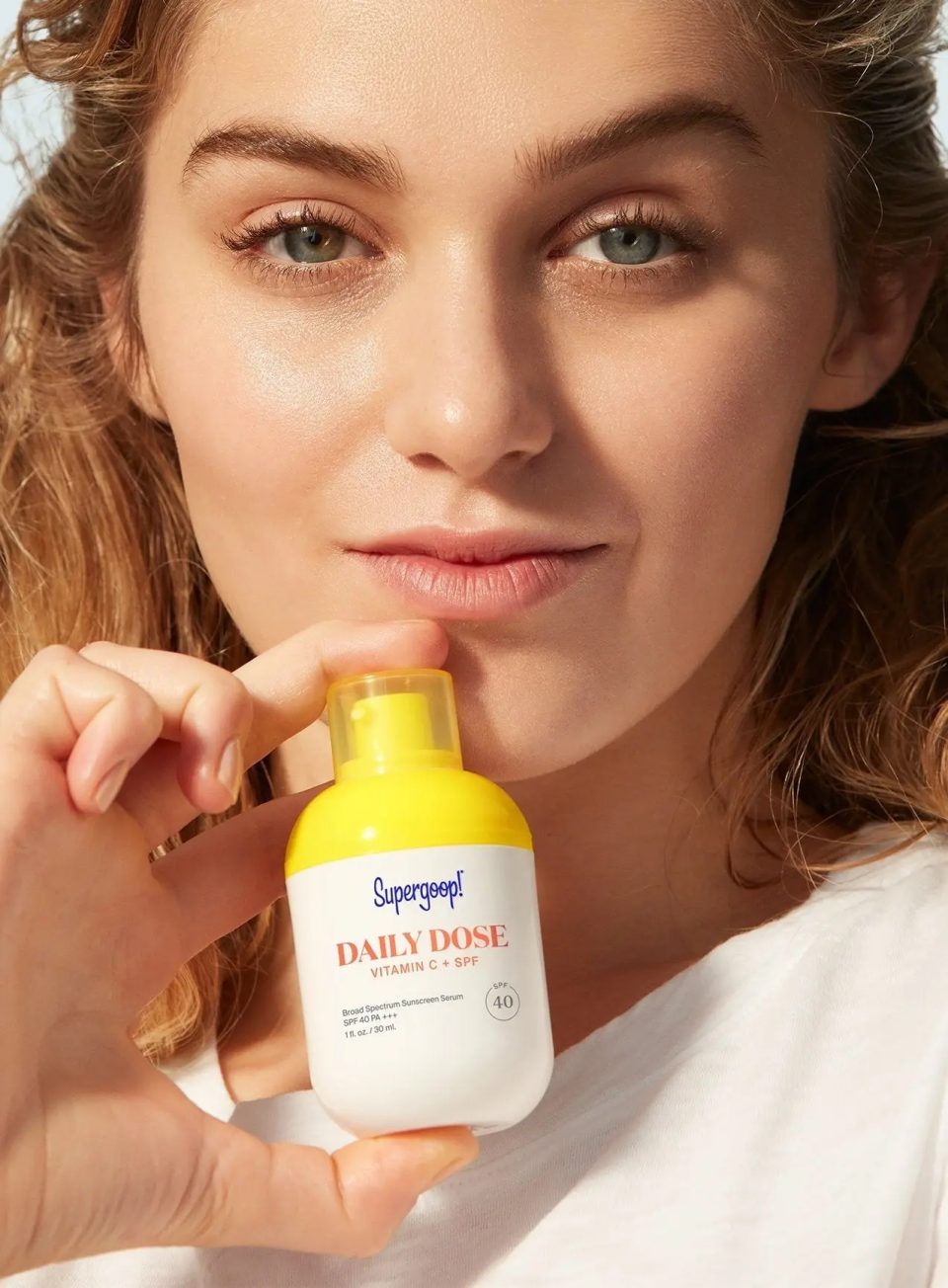 supergoop-daily-dose-vitamin-c-spf-40-serum-model-with-pack